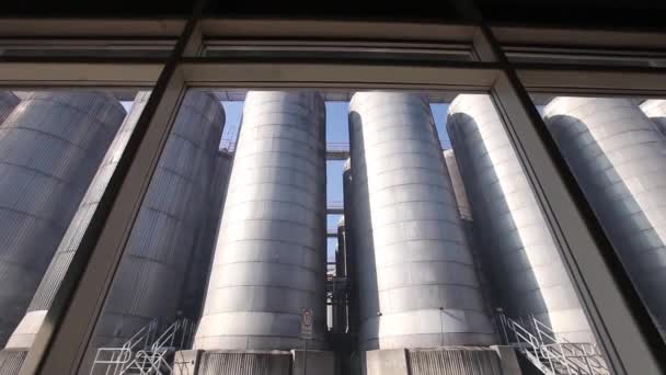 Wide shot van brouwerij vaten — Stockvideo