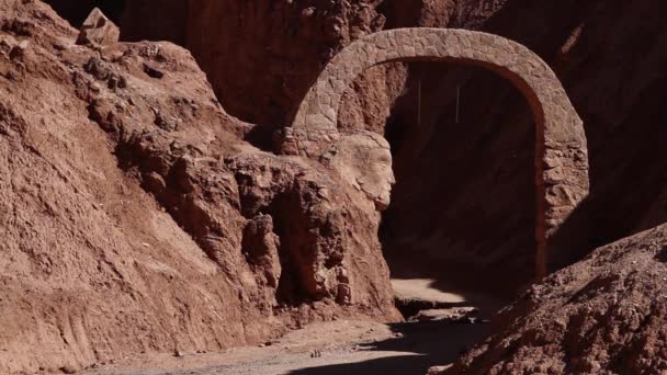 Deserto montagne sottopassaggio arco — Video Stock