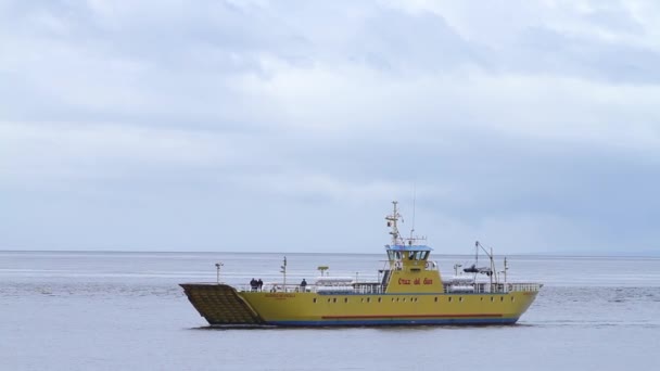 Barco cruzando océano — Vídeos de Stock