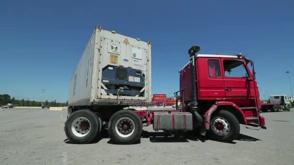Grande caminhão vermelho — Vídeo de Stock