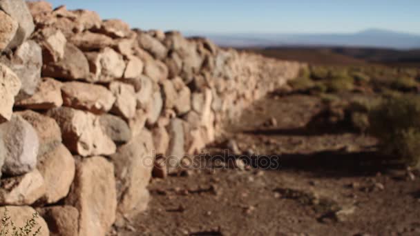 Amplo tiro de parede no deserto — Vídeo de Stock