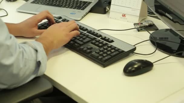 Persoon met het toetsenbord van de computer — Stockvideo