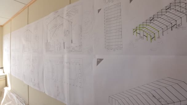 Σχεδιαγράμματα στον τοίχο στο γραφείο — Αρχείο Βίντεο