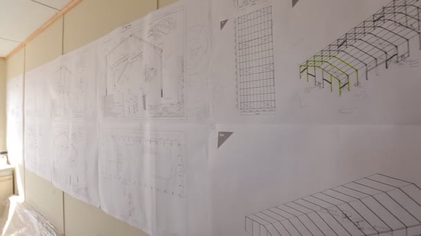 在办公室墙上的蓝图 — 图库视频影像
