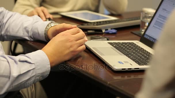 Person læsning dokument på laptop – Stock-video