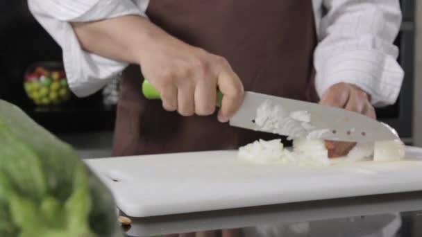 Köksmästare skära grönsaker — Stockvideo
