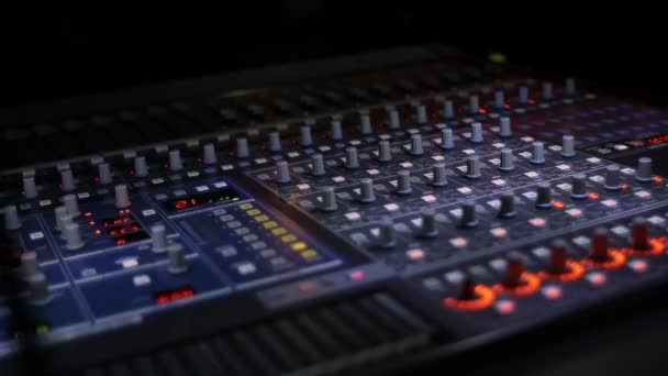 Mesa mezcladora DJ — Vídeo de stock