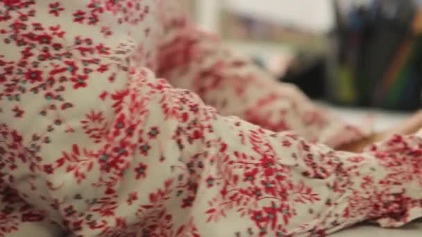 Mains féminines tapant sur un clavier 