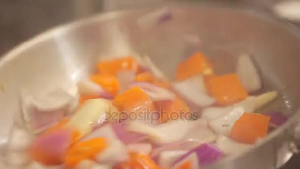 Шеф-повар смешивает вегетарианское жаркое — стоковое видео