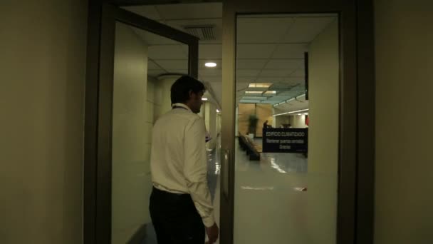 Hombre pasando vestíbulo de oficina — Vídeos de Stock