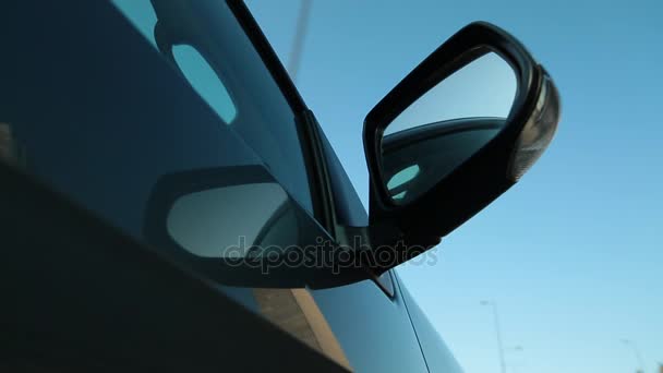 Auto met kant spiegel — Stockvideo