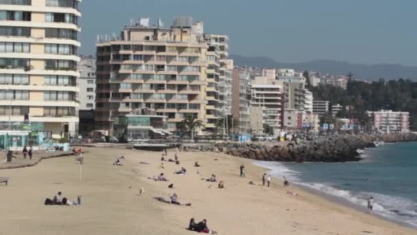 Praia e vista de edifícios — Vídeo de Stock