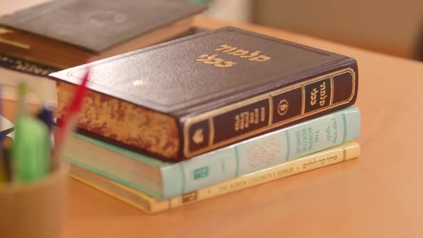 Libros religiosos sobre una mesa — Vídeos de Stock