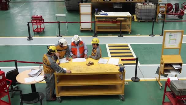 Trabajadores industriales hablando — Vídeos de Stock