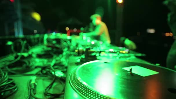 Table tournante avec DJ diffus — Video