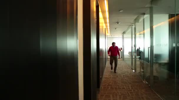 Рабочий в офисном коридоре — стоковое видео