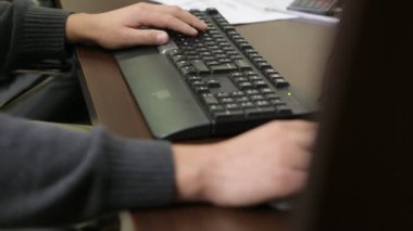 Bilgisayarda çalışan kişi  