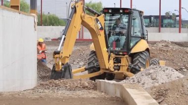 İnşaat alanında kazıcı