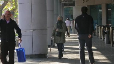 insanlar kaldırımda yürürken 