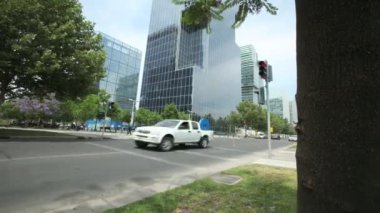 arabalar ve yayalar, yoğun bir cadde 