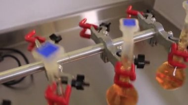 Laboratuarda test tüpleri işleme makinesi