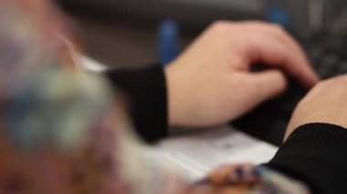 Klavyede yazan kişi