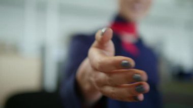 Hostes el hareketi ile