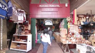 Pazarda yürüyen insanlar