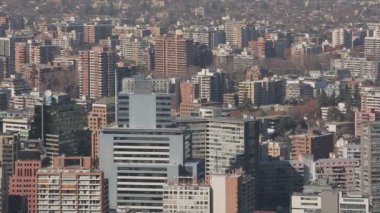 Dağlar ve çiçekler ile şehir