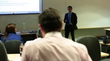 Öğretmen öğrencilerin dinle