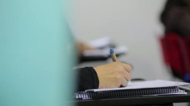 kadın eli onun not defterinde yazma