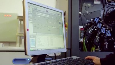 çalışan bir endüstriyel yazıcı programlama