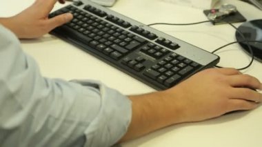 Bilgisayar ekranı ve klavye kullanan kişi