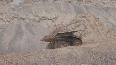 Mayın çukur yolda kamyon