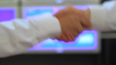 karşılıklı iki adam 