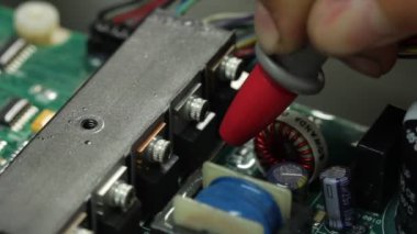 elektronik devre anakart üzerinde çalışmış olmak