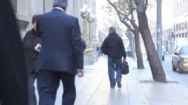 Santiago de Chile kaldırımda yürüyen insanlar