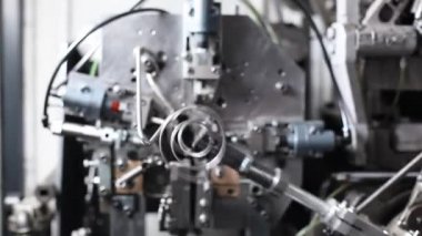 Makine yapımı bir fabrikada yaylar 