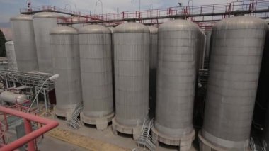 Bira fıçıları, geniş çekim