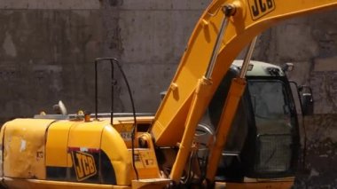 İnşaat alanında kazıcı