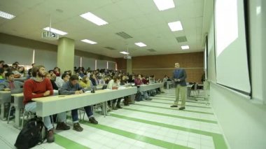 Öğretmen ve powerpoint sunum