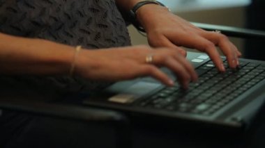 Kişi kullanma bilgisayar klavye