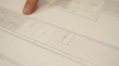 Erkek mimar inşaat planlama kontrol