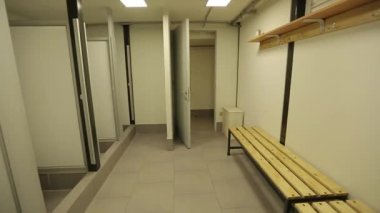 banklar ve boş bir soyunma odası, duş
