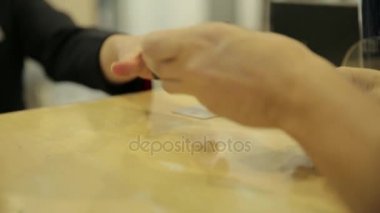 Müşteri yönetici kimlik kartı sayaç üzerinde teslim.