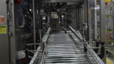 Üretim hattında kutuları