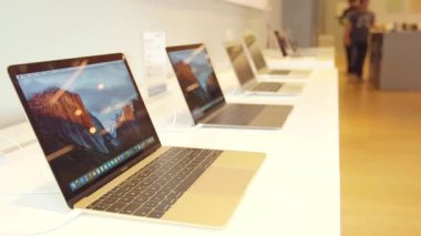 MacBook Pro bilgisayarları bir mağazada sergilenen