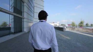 binaya yürüyen adam