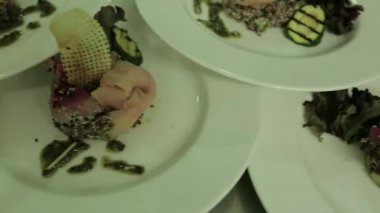 Quinoa salata ve ton balığı plakaları