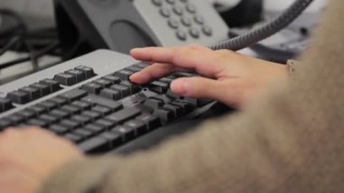 Klavyede yazan kişi